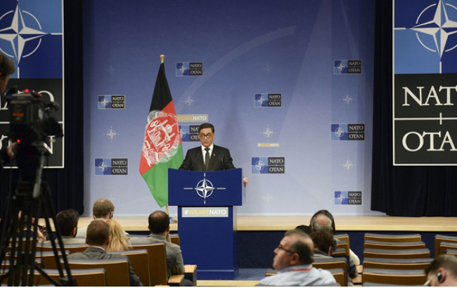 سرپرست وزارت دفاع: ناتو برای تقویت صلح در افغانستان بر پاکستان فشار وارد می‌کند